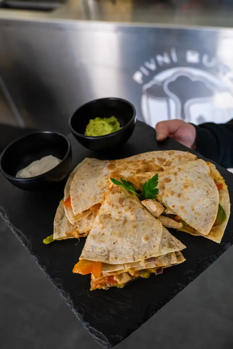 Quesadilla s kuřecím masem / trhaným vepřovým