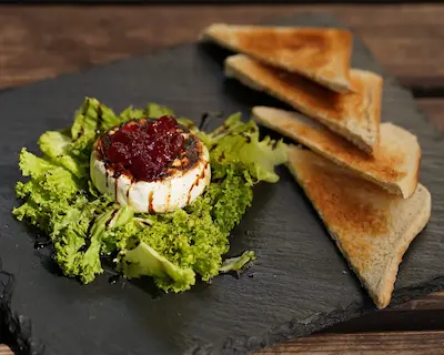 Grilovaný hermelín s brusinkami